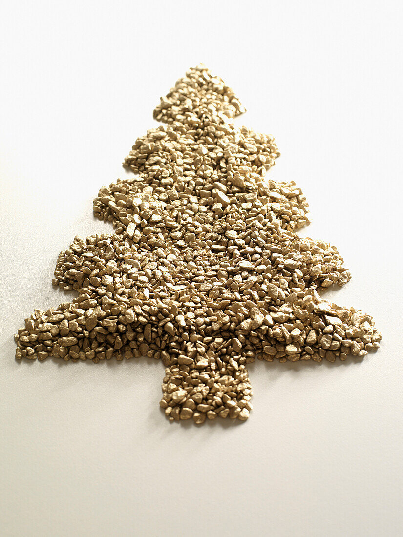 Goldene Kieselsteine in Form eines Weihnachtsbaums