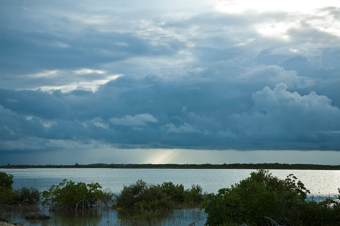 Lichtstrahl durch Wolken, Turks- und Caicosinseln