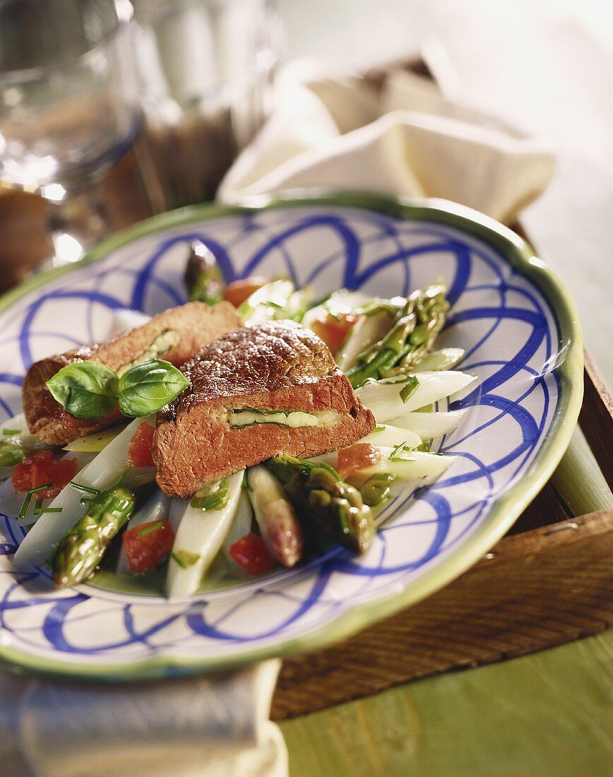 Kalbssteak mit Spargelfüllung auf Spargelsalat