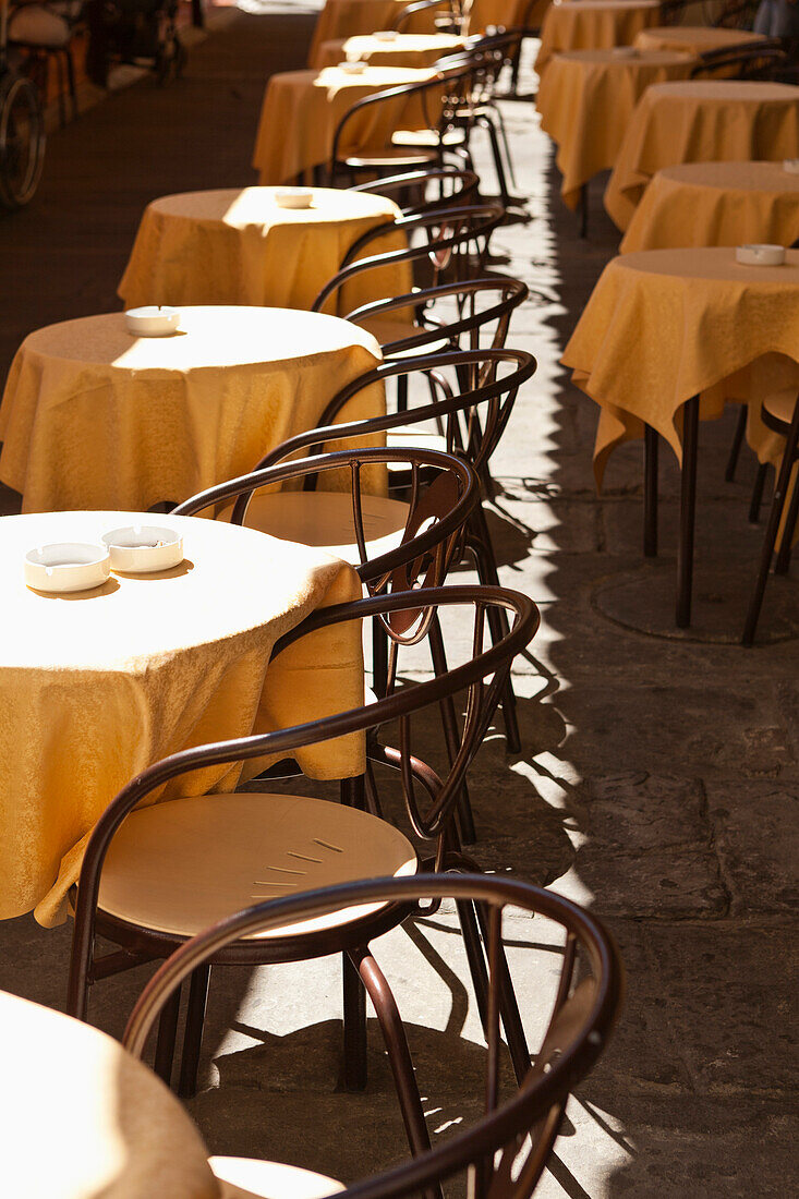 Stühle im Cafe, Florenz, Provinz Florenz, Toskana, Italien