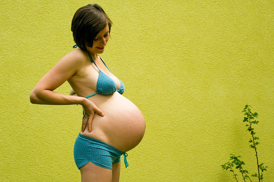 Profil einer Frau, neun Monate schwanger