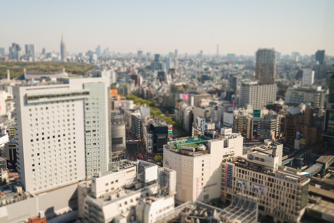 Blick vom Cerulean Tower Hotel in Shibuya, Tokio, Japan, aus einem hohen Winkel auf Tokio mit einem Fußballfeld auf dem Dach eines Gebäudes