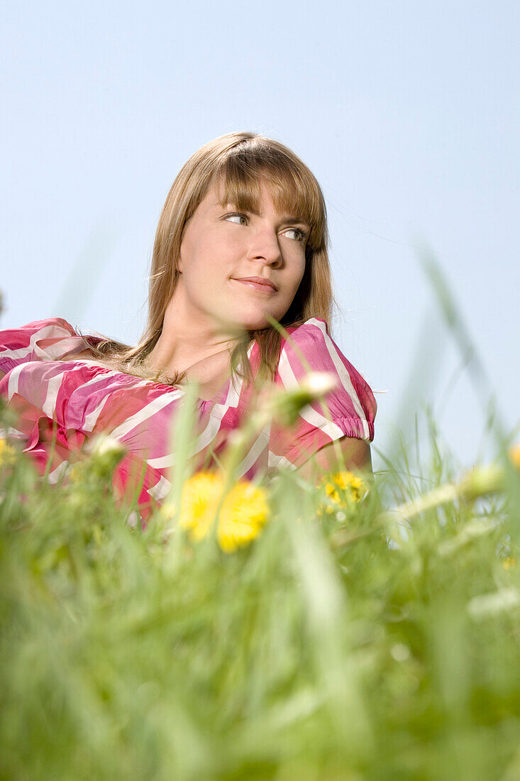 Liegende Frau auf einer Wiese