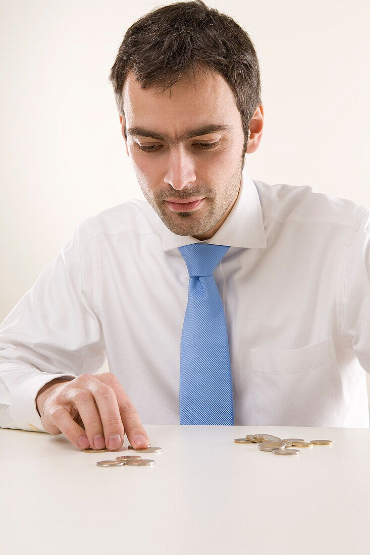 Mann beim Zählen von Münzen