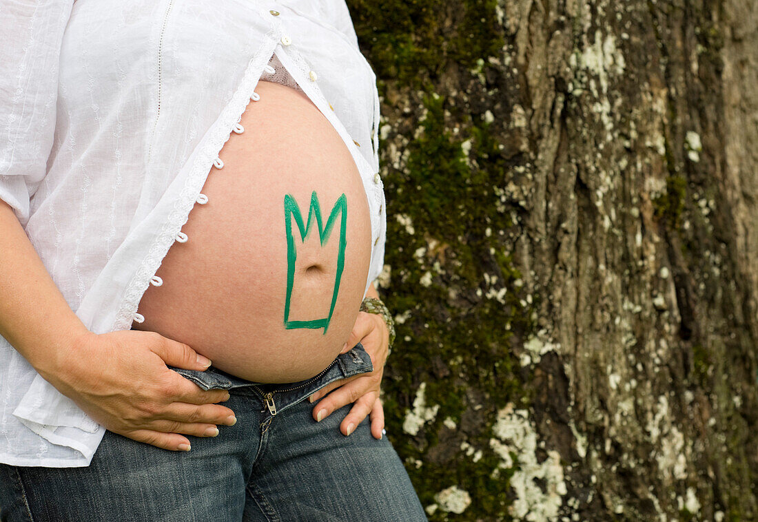 Nahaufnahme des Bauches einer schwangeren Frau, Salzburg, Österreich