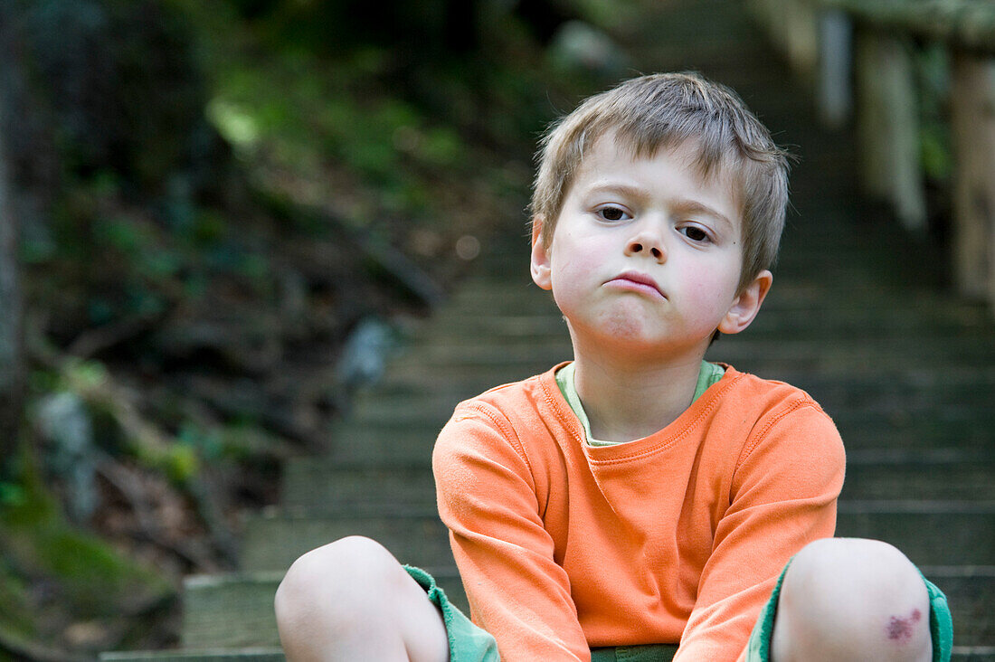 Porträt eines Jungen auf einer Treppe