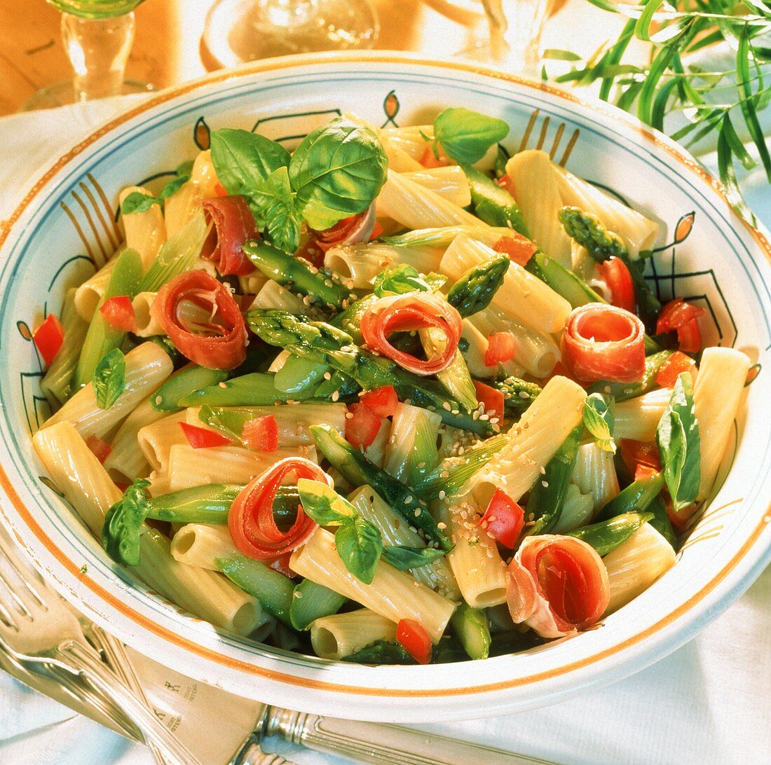 Grüner Spargel-Nudel-Salat mit Basilikum