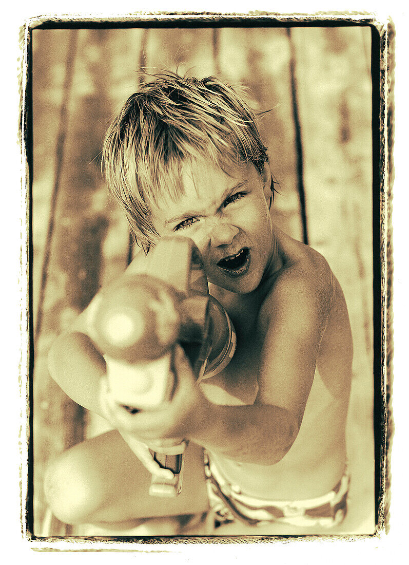 Porträt eines Jungen mit Wasserpistole