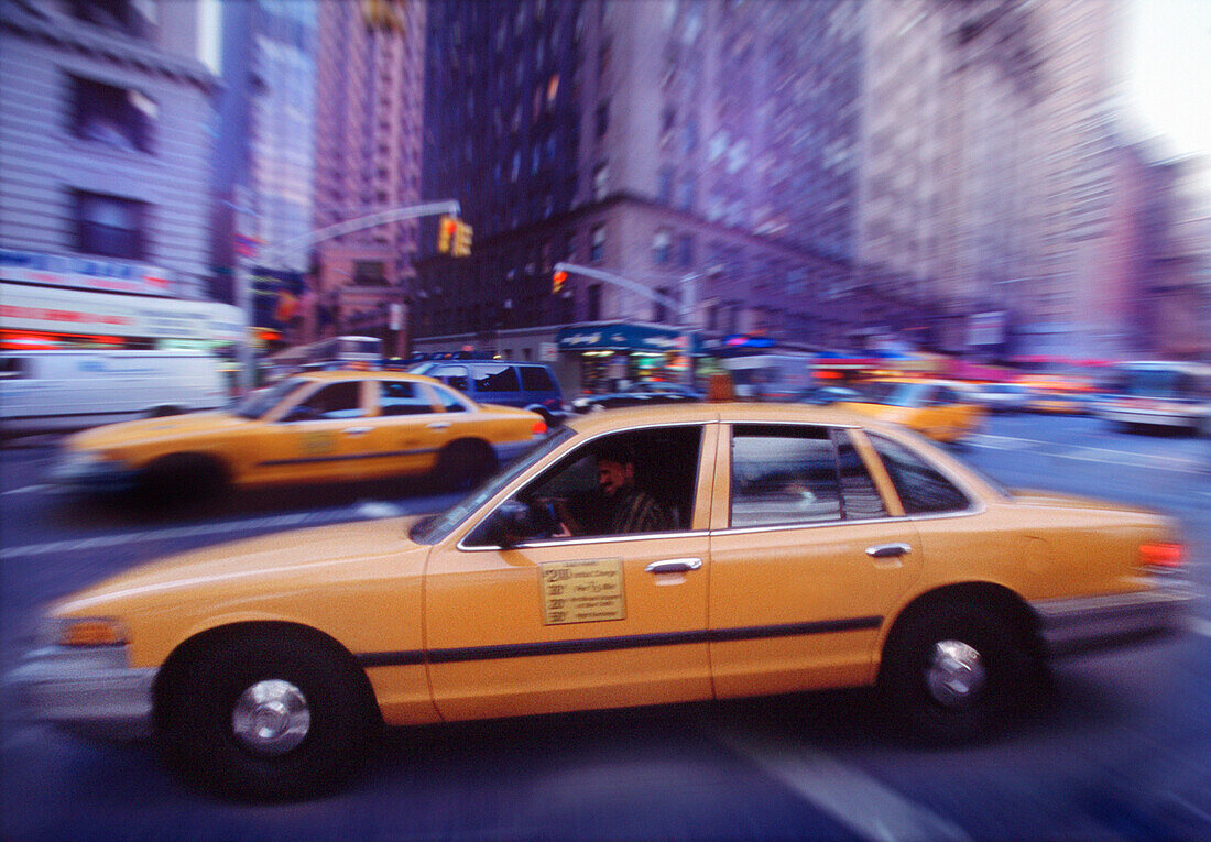 Unscharfe Ansicht von Taxis und Verkehr auf der Straße