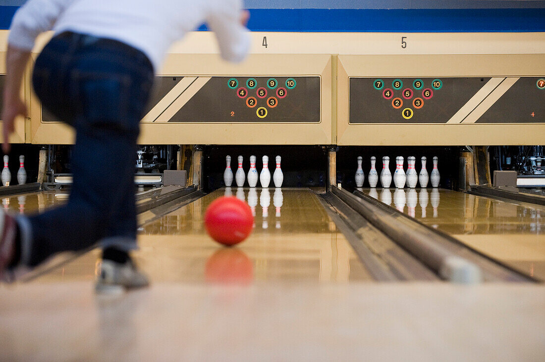 Mann beim Bowling, Spring Hill, Florida, USA