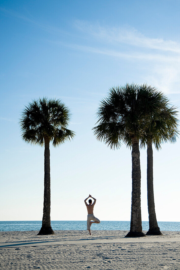 Mann praktiziert Yoga am Strand, Hernando Beach, Florida, USA
