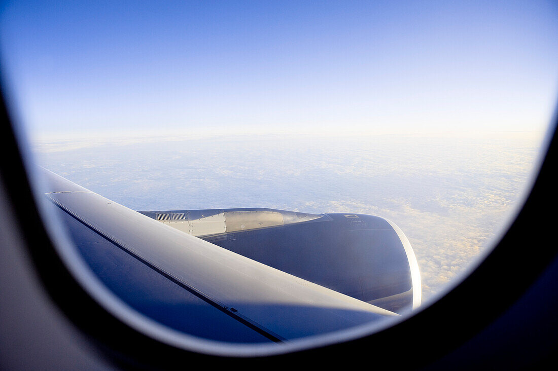 Blick aus dem Flugzeugfenster