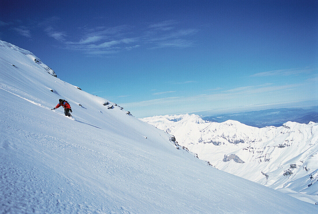 Snowboarder auf einem Hügel, Jungfrau Region, Schweiz