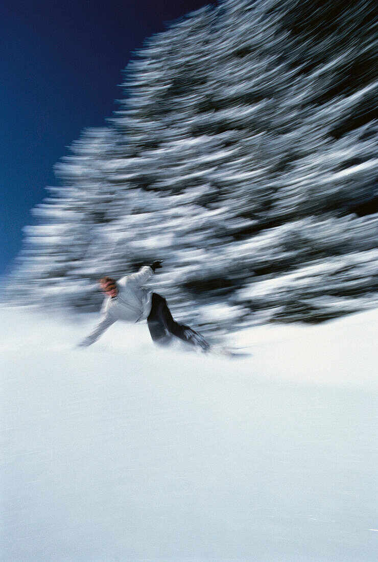 Unscharfe Ansicht eines Mannes beim Snowboarden, Jungfrau Region, Schweiz