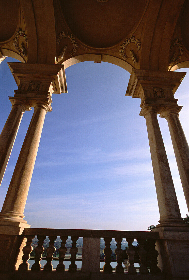 Geländer mit Säulen und Bogen, Schloss Schönbrunn, Wien, Österreich