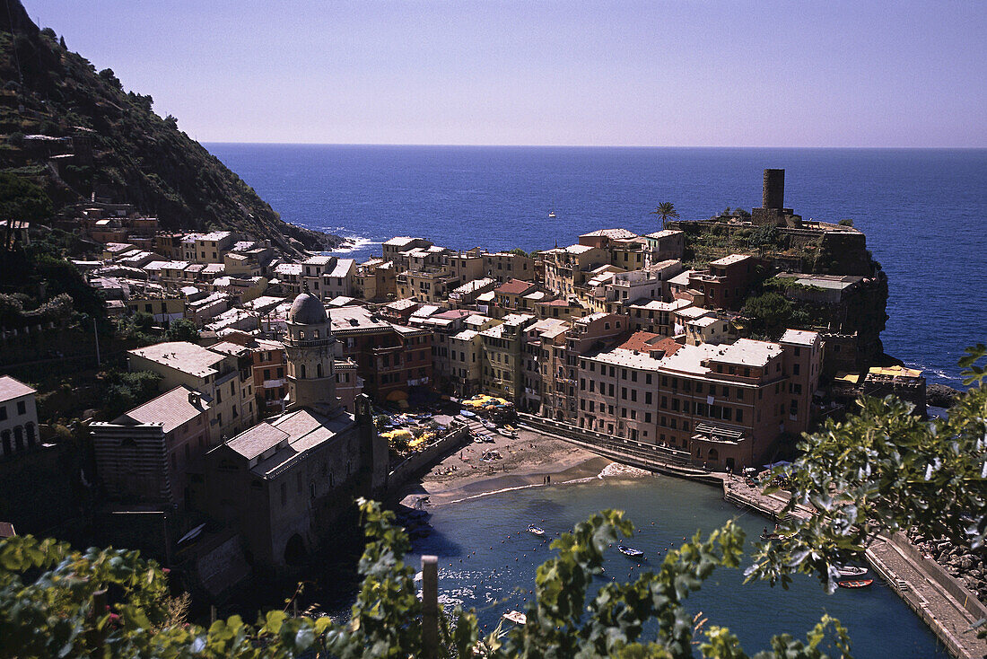 Stadtbild und Hafen, Vernazza, Cinque Terre, Italien