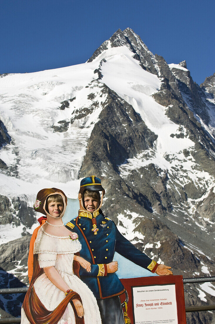 Kinder posieren vor dem Großglockner, Salzburger Land, Österreich