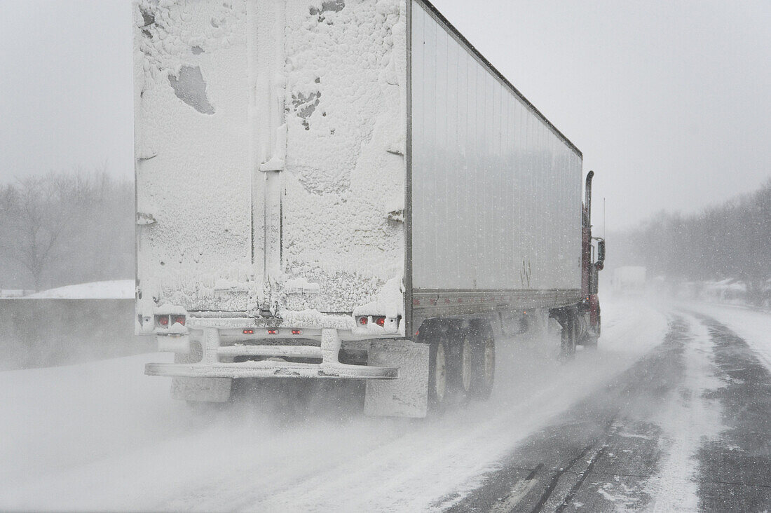Lastwagen auf dem Highway, Ontario, Kanada