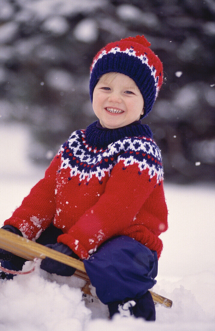 Junge beim Spielen im Schnee