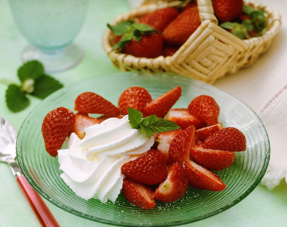 Gezuckerte Erdbeeren mit Schlagsahne & Zitronenmelisse