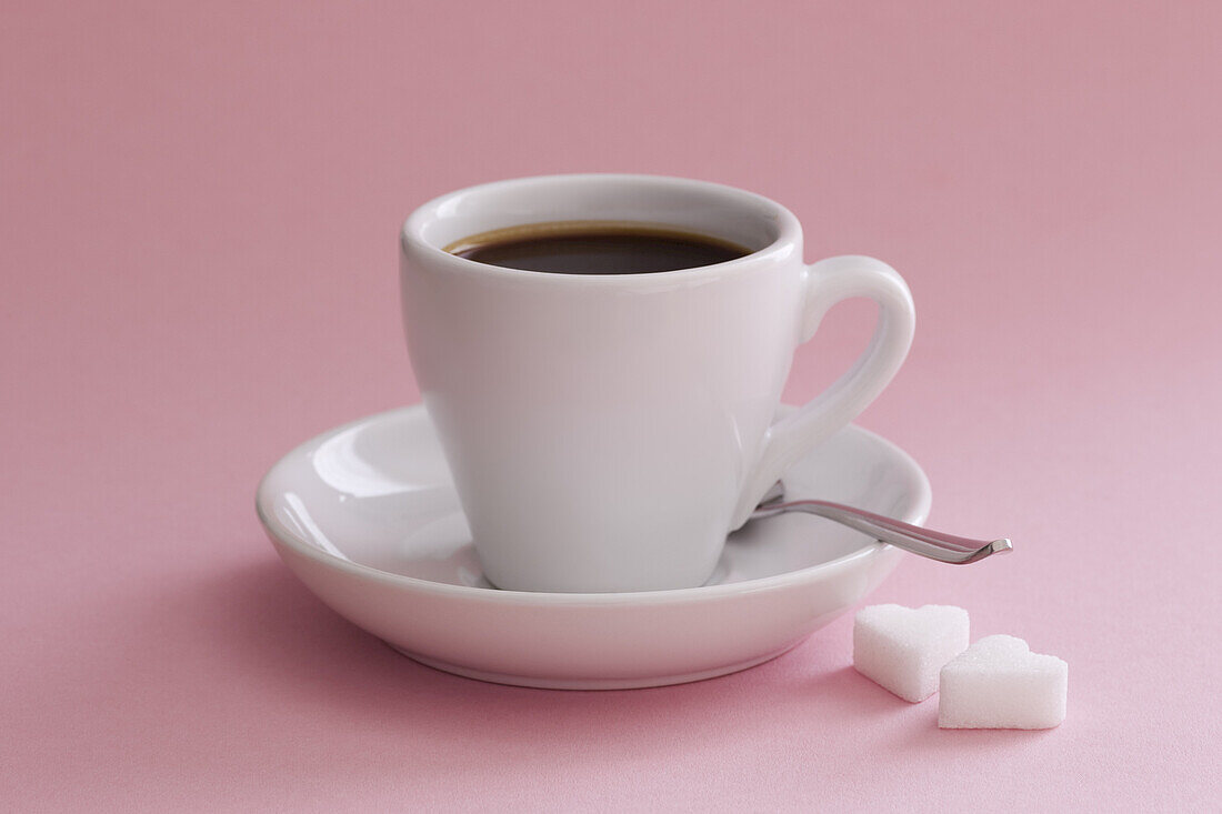 Kaffeetasse mit herzförmigen Zuckerstückchen