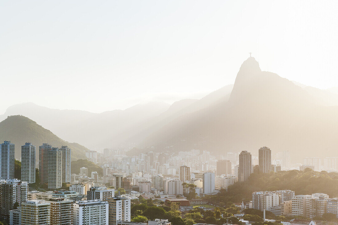 Blick auf Botofogo mit dem Berg Corcovado im Hintergrund, Rio de Janeiro, Brasilien