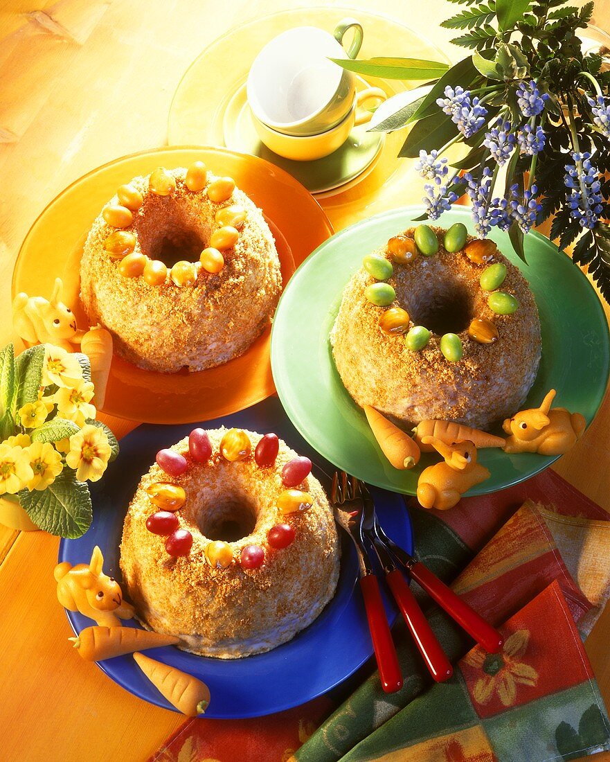Krokant-Napfkuchen mit bunten Zuckereiern & Marzipanhasen