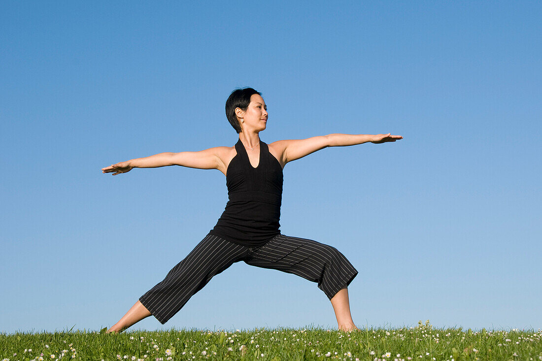 Frau übt Yoga