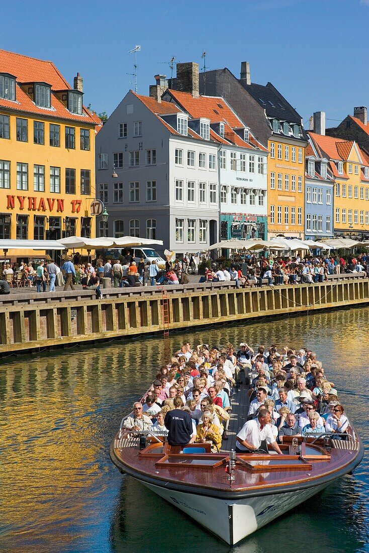 Nyhavn-Kanal, Kopenhagen, Dänemark; Ausflugsboot auf einem Kanal