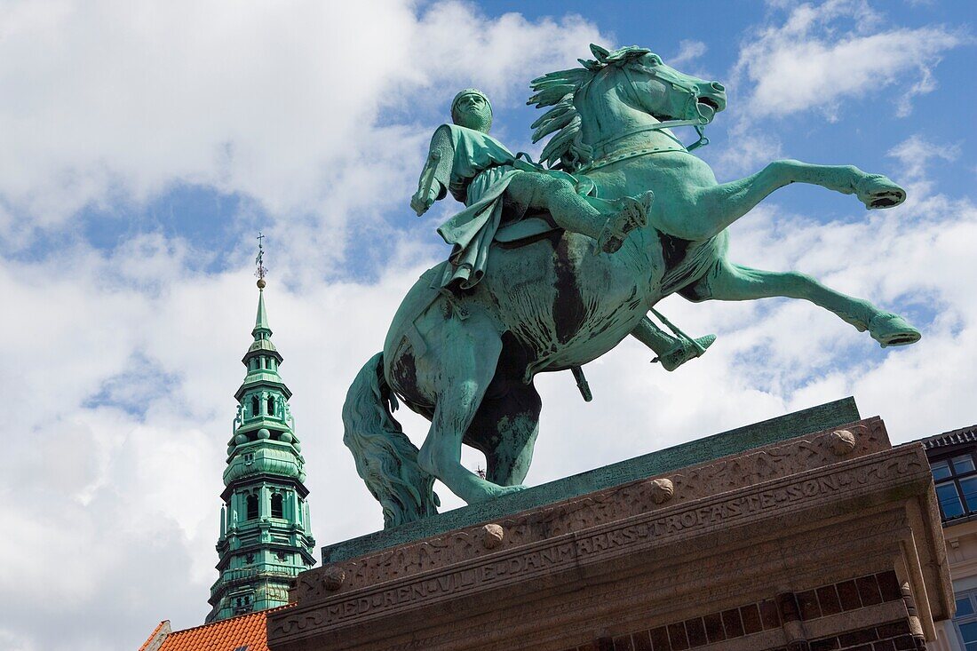 Hojbro Plads, Kopenhagen, Dänemark; Reiterstatue des Bischofs Absalon