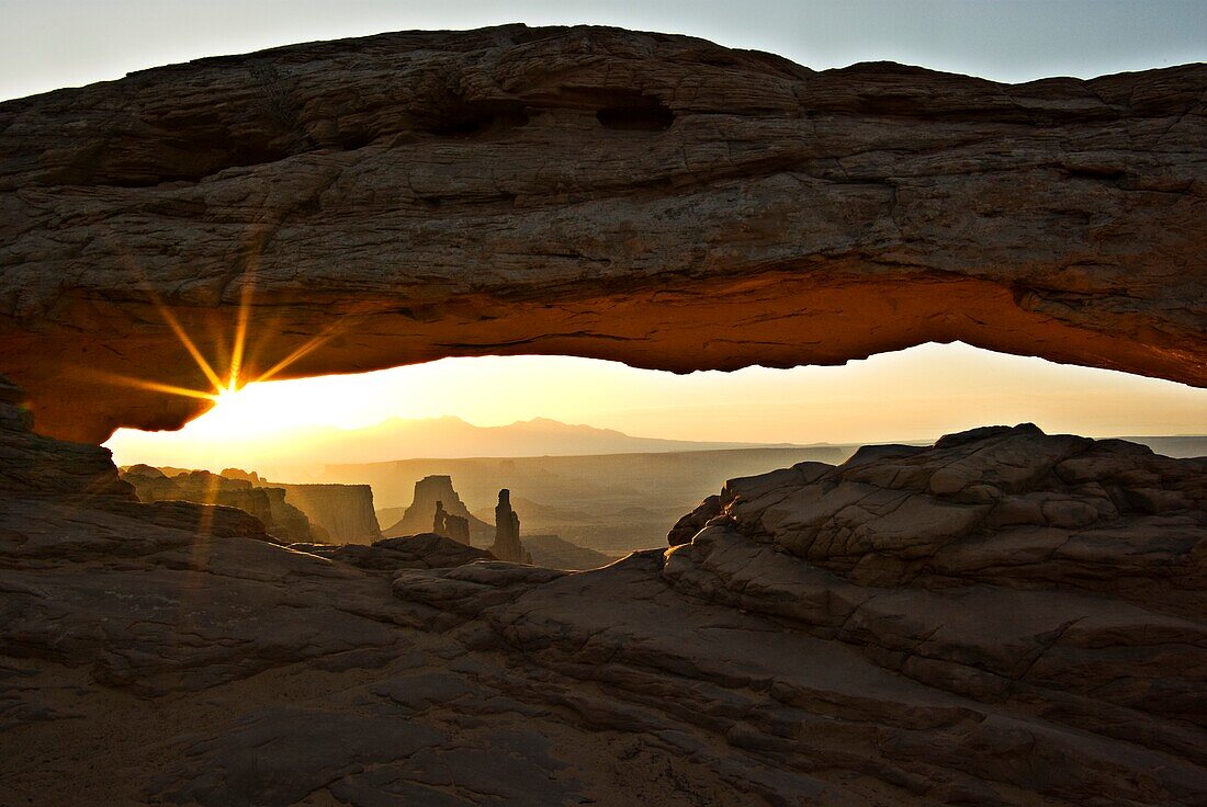 Canyonlands National Park, Utah, Usa; Sonnenuntergang durch einen Bogen einer Felsformation