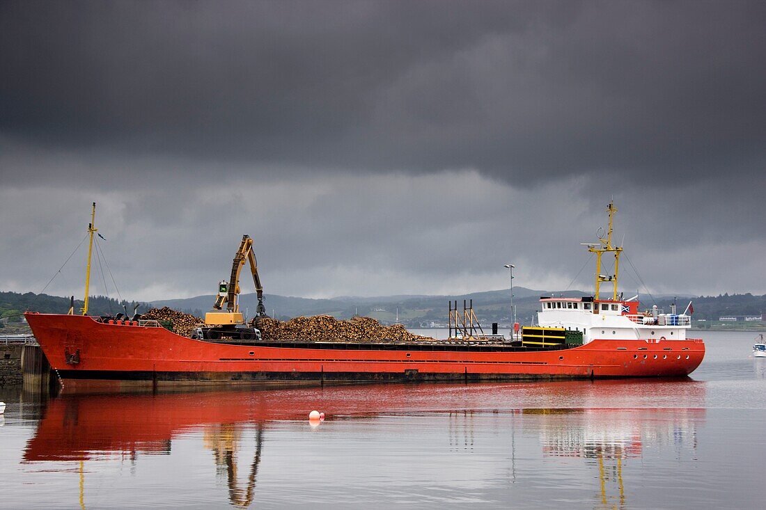 Schottland; Frachter im Hafen