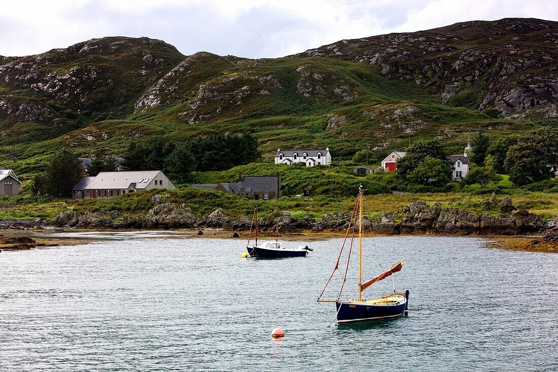 Isle Of Colonsay, Schottland; Segelboote und Küstenbehausungen