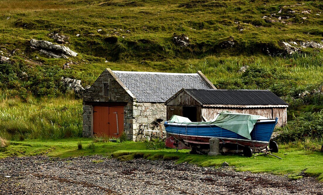 Schottland; Boot angedockt am Bootshaus