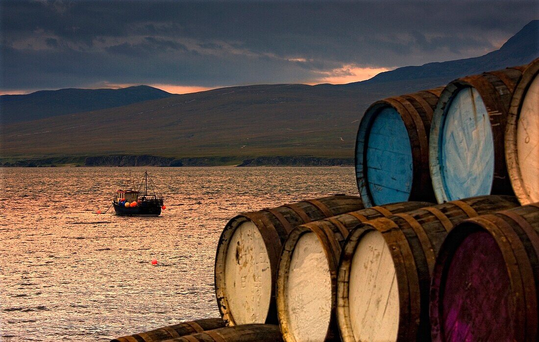 Islay, Innere Hebriden, Schottland; Gestapelte Fässer in Meeresnähe