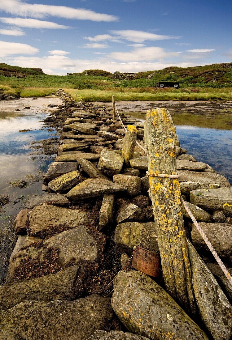 Isle Of Gigha, Schottland; Felsige Küstenlinie und Steg