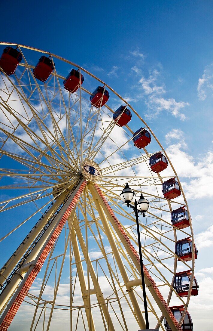 Riesenrad gegen den klaren Himmel; Bridlington, Yorkshire, England, Großbritannien