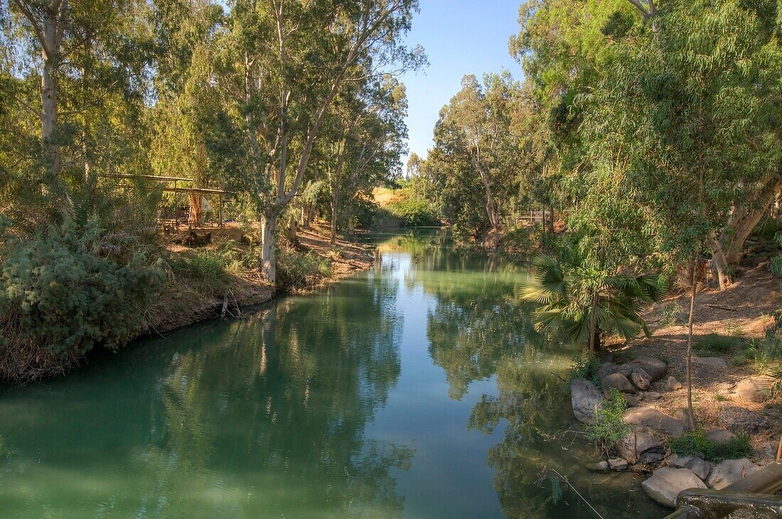 Bäume spiegeln sich im Fluss