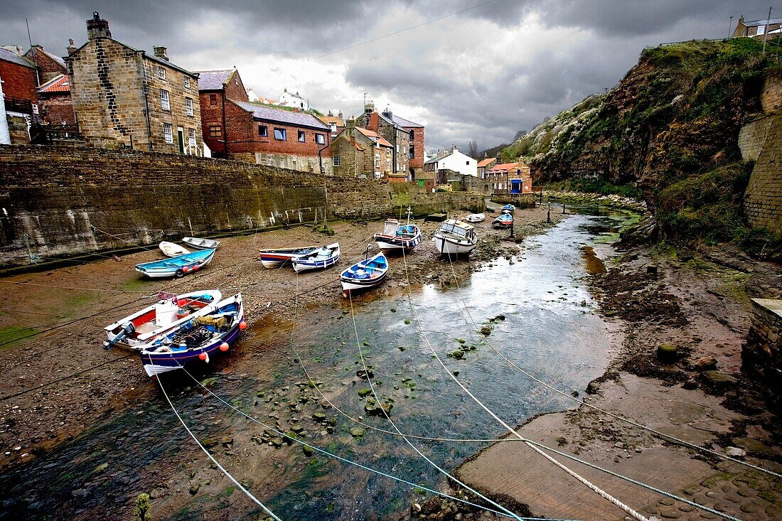 Festgemachte Boote In Staithes; North Yorkshire, England, Uk