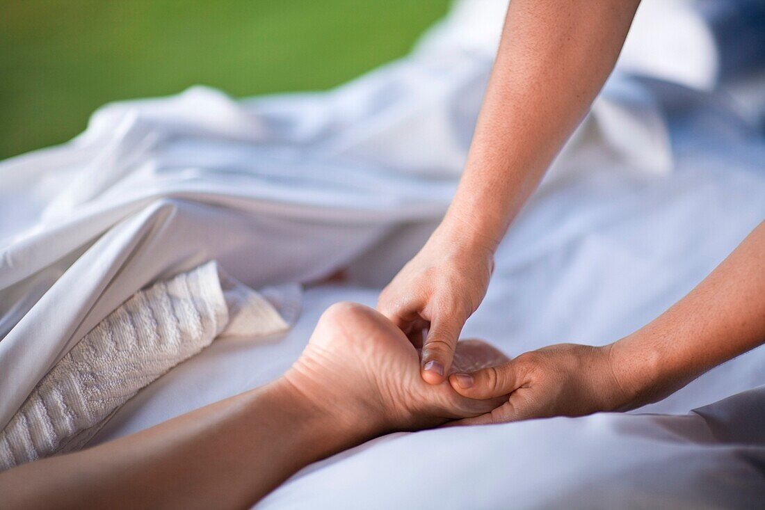 Person, die eine Massage erhält; Fairmont Kea Lani, Outdoor Gazebo Spa, Wailea, Maui, Hawaii, USA