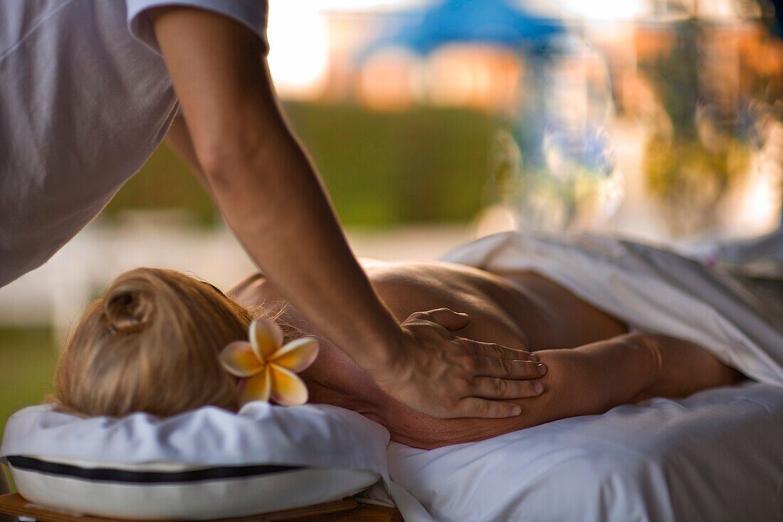 Frau erhält Massage im Spa Resort; Fairmont Kea Lani, Outdoor Gazebo Spa, Wailea, Maui, Hawaii, USA