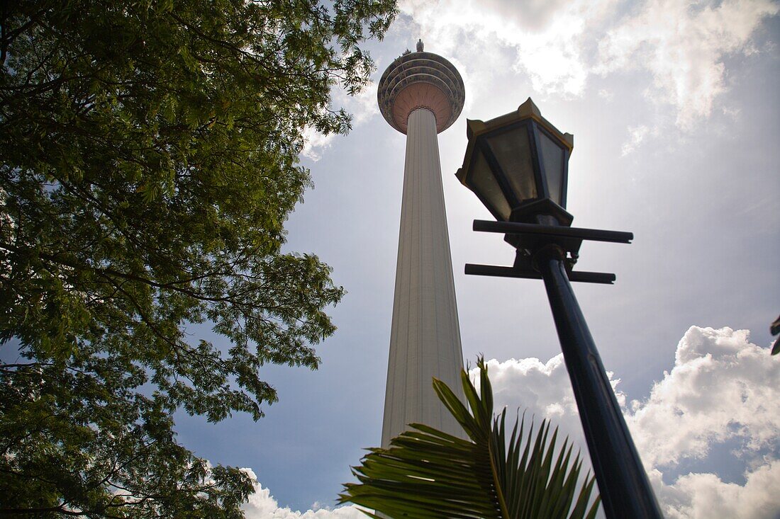 Niedriger Blickwinkel auf den Fernmeldeturm in Kuala Lumpur; Kuala Lumpur, Malaysia