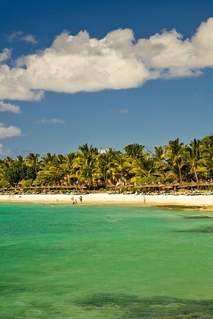 Idyllischer Blick auf die Ferienanlage; Belle Mare, Mauritius