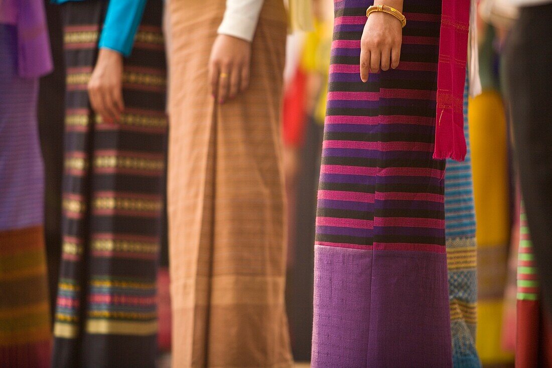 Thailändische Frauen in traditionellen Kleidern beim Neujahrsfest, niedriger Abschnitt; Chiang Mai, Thailand