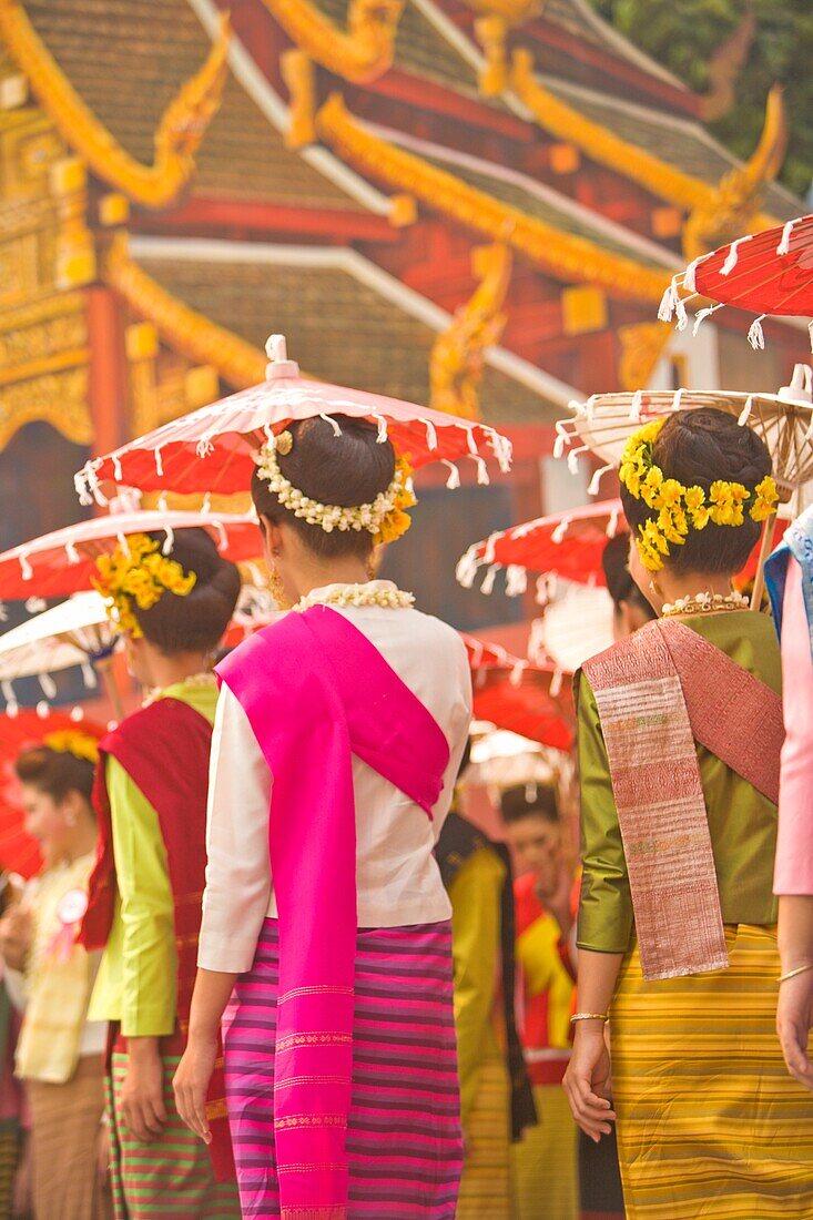 Thailänderinnen in traditionellen Kleidern zum Neujahrsfest, Rückansicht; Chiang Mai, Thailand