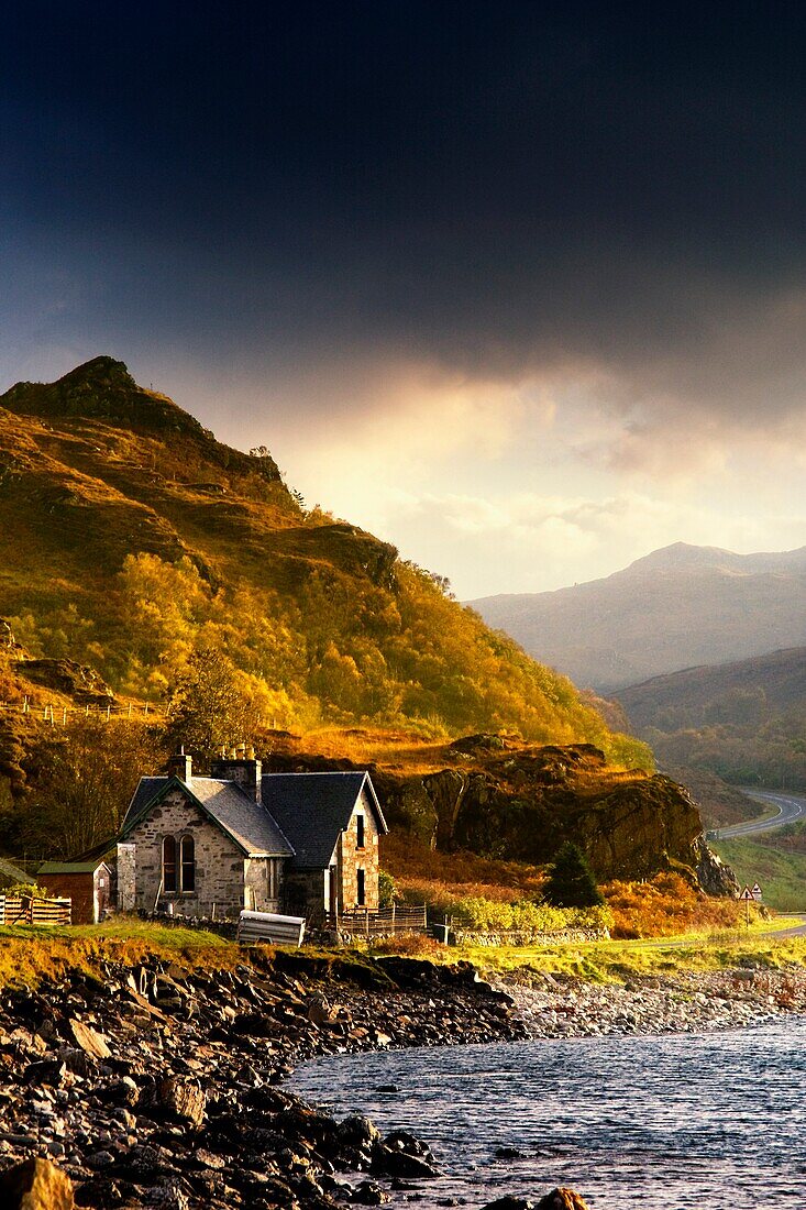 Berglandschaft mit Landhaus; Ardnamurchan Peninsula, Schottland, Großbritannien
