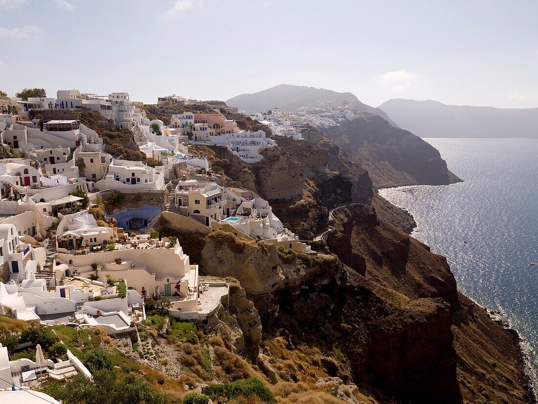 Blick auf Oia und Fira auf einer Klippe am Ägäischen Meer; Santorin, Griechenland