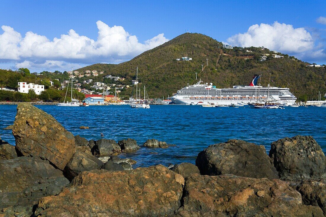 Felsen und Kreuzfahrtschiff; Charlotte Amalie, St. Thomas Island, U.S. Virgin Islands