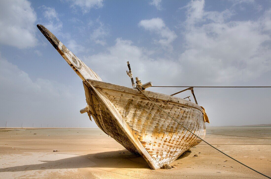 Verlassene Dhow am Strand; Ras Al Hadd, Oman