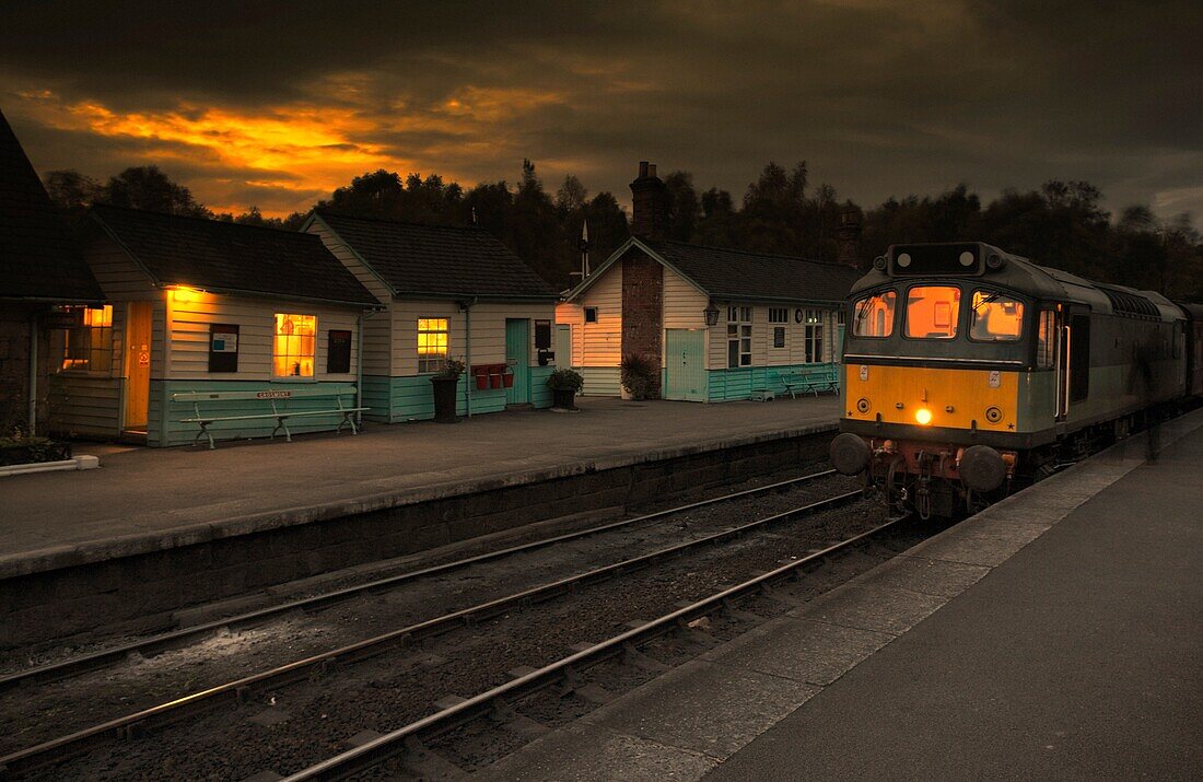 Grosmont Bahnhof in der Abenddämmerung; North Yorkshire, England, Großbritannien